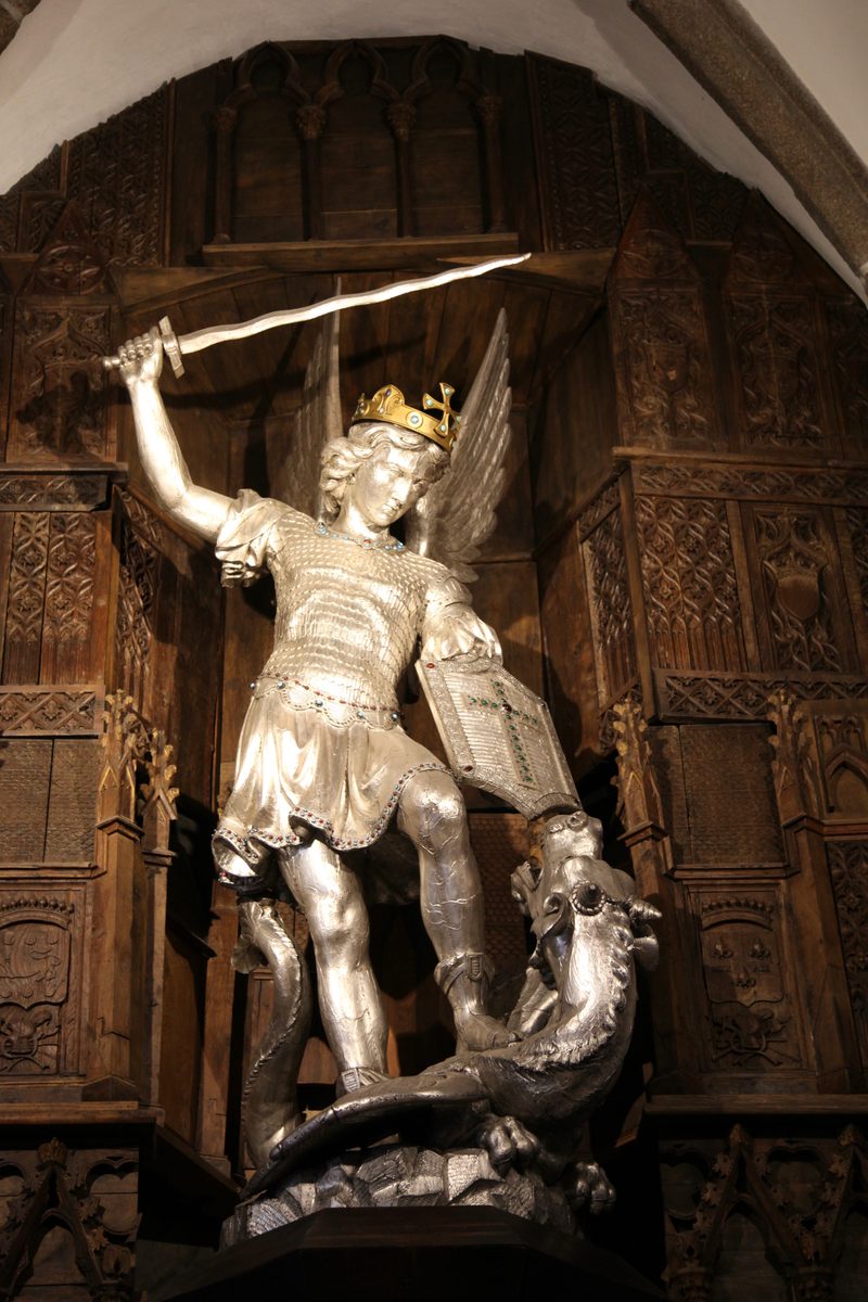 Statue de l'archange Saint Michel terrassant le dragon