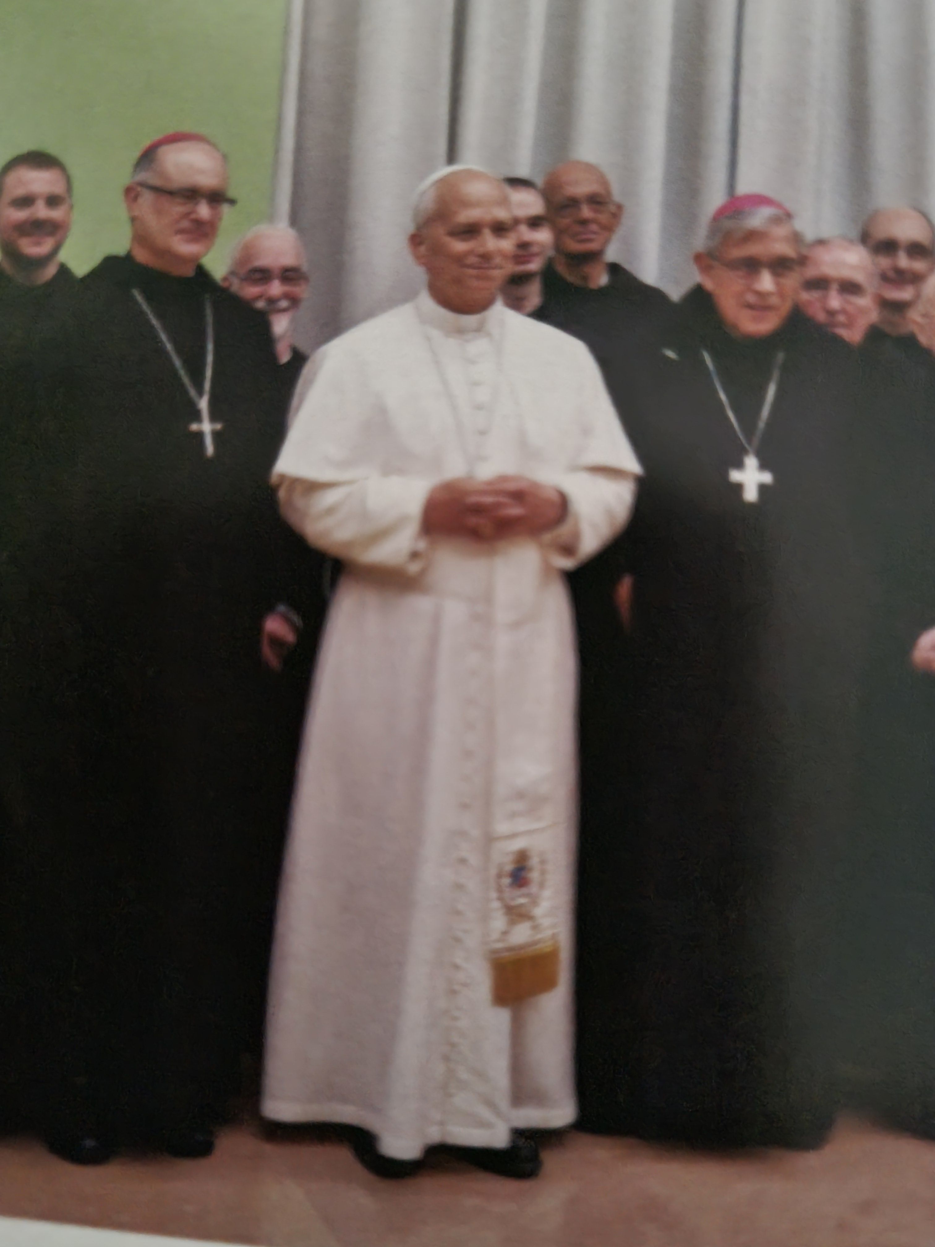 Le Saint-Père entouré des évêques
