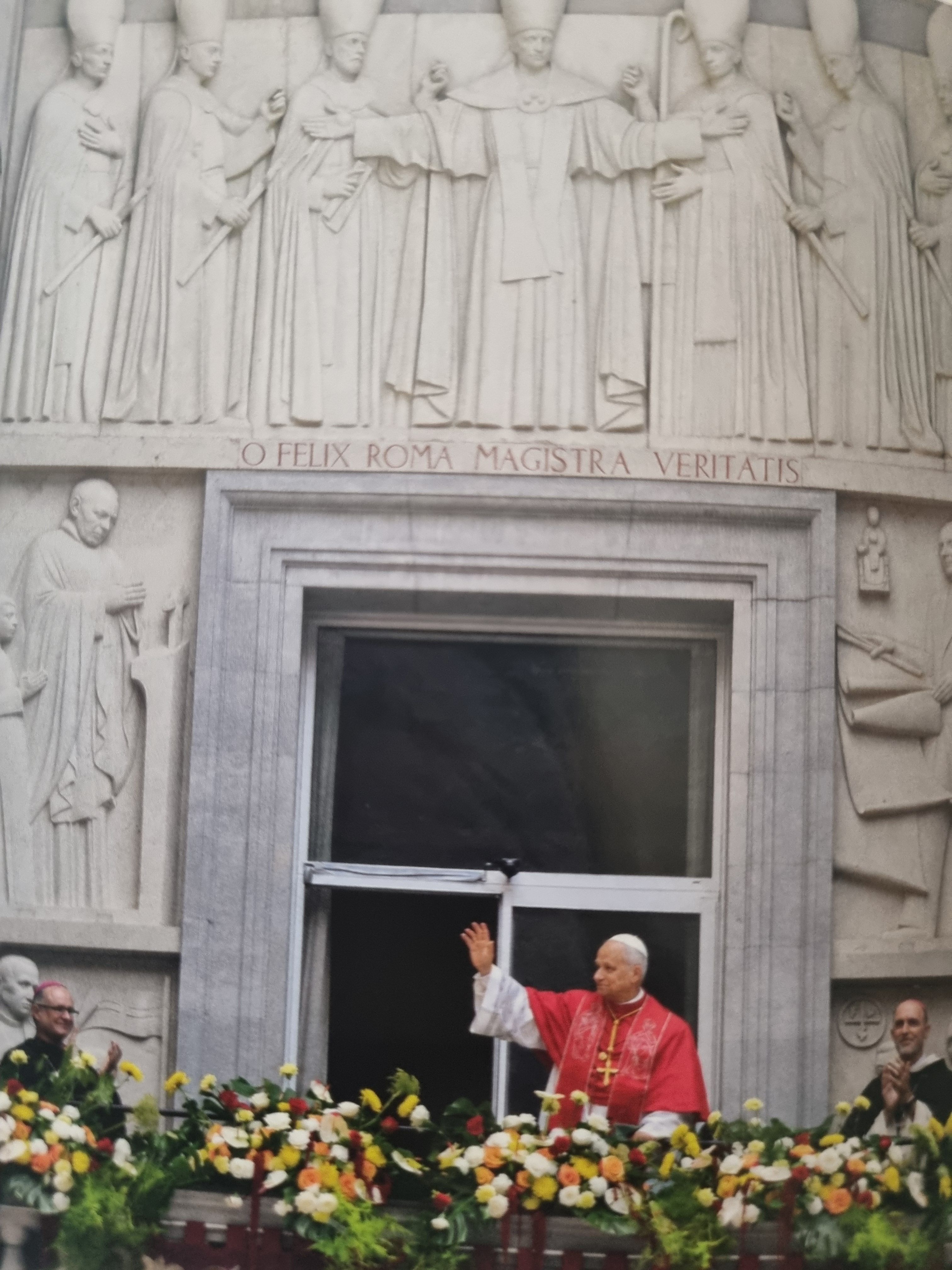 Le Saint-Père donne sa bénédiction depuis la fenêtre