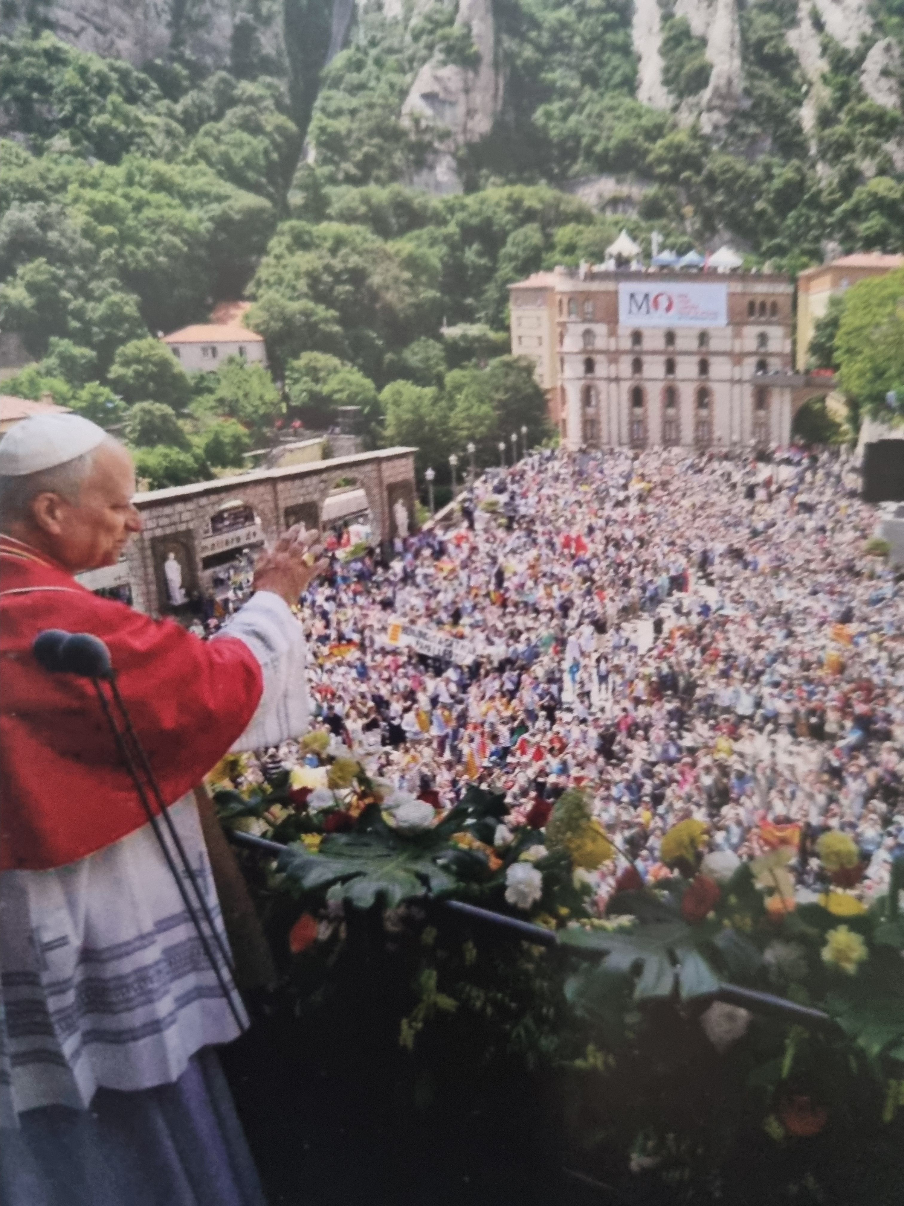 Le Saint-Père salue la foule depuis le balcon, Montserrat