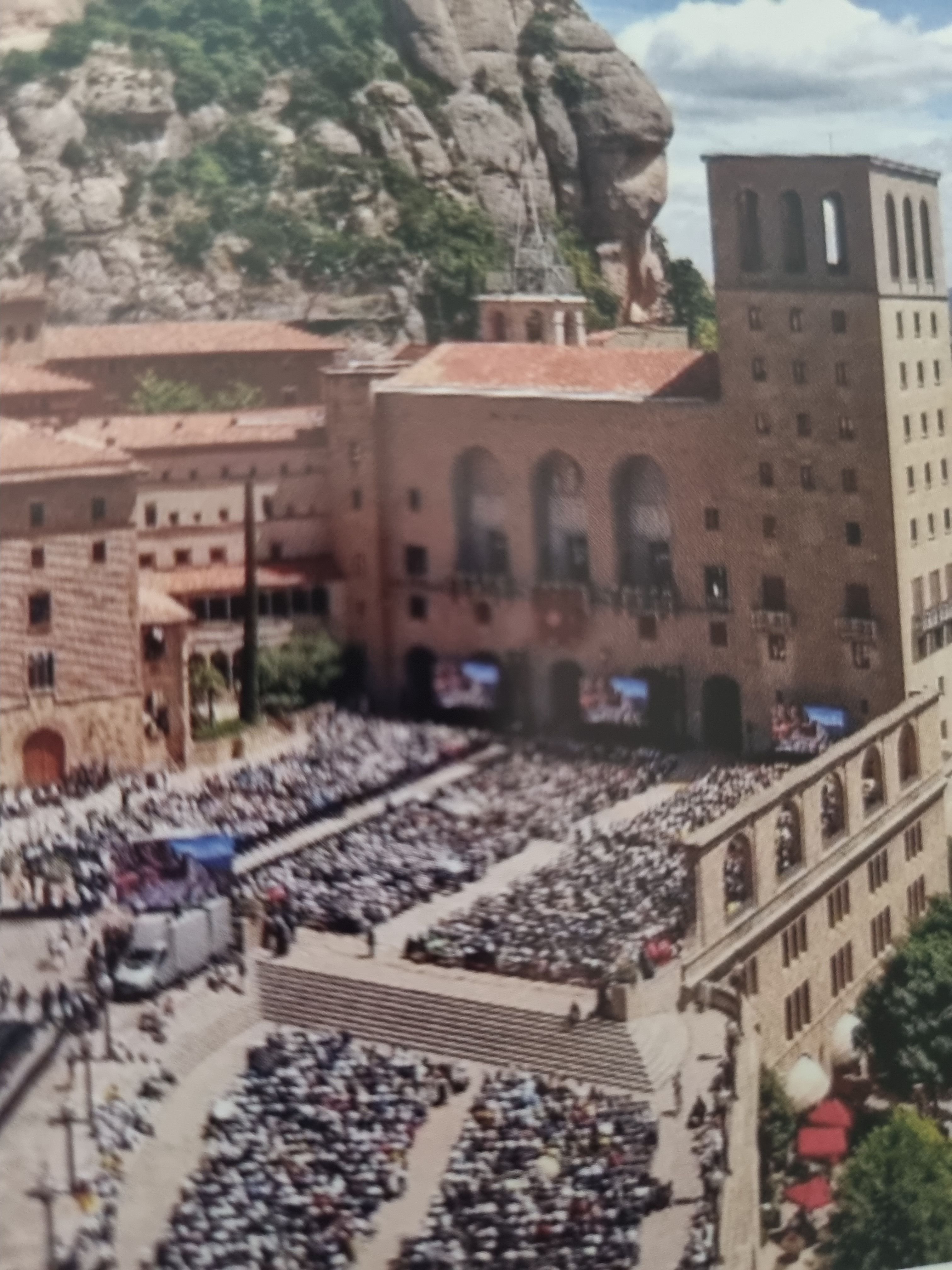Vue de la foule rassemblée devant le monastère de Montserrat