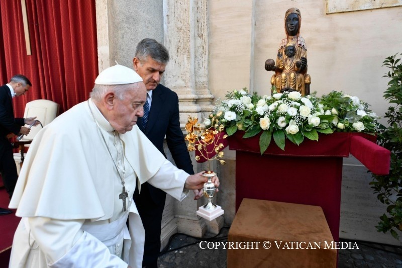 Le Saint-Pere devant la Vierge de Montserrat