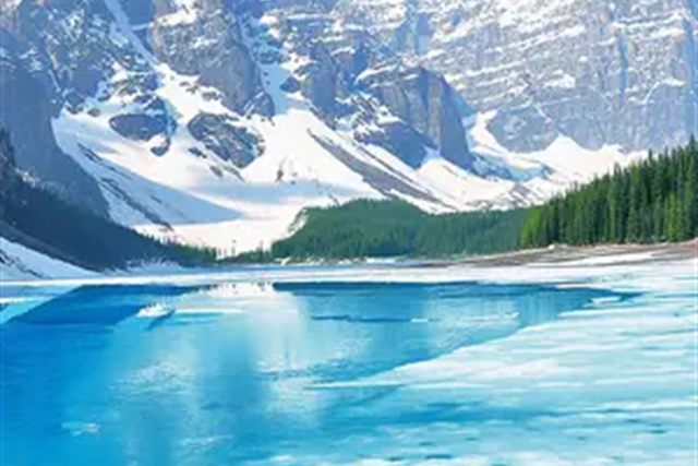 Lac glaciaire et montagnes enneigées