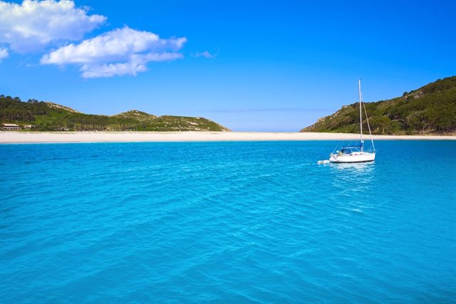 Plage et voilier