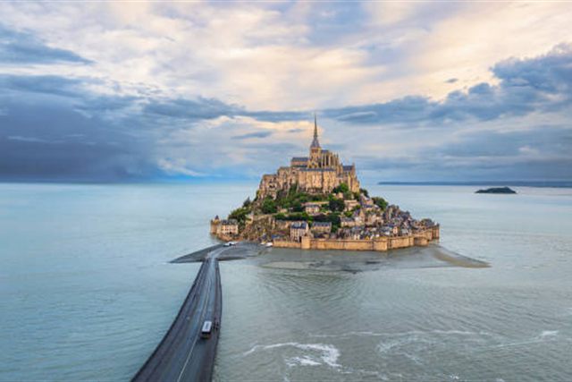 Mont Saint-Michel et sa passerelle vus du ciel