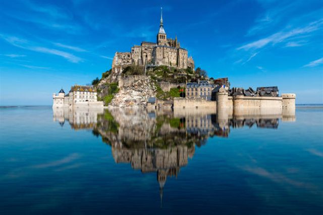 Mont Saint-Michel et son reflet