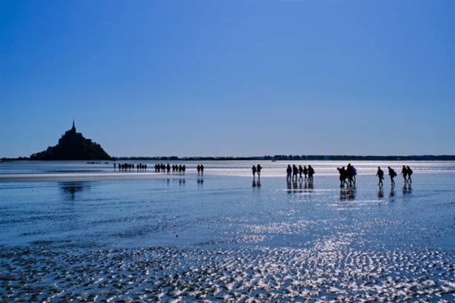 Marcheurs dans la baie du Mont Saint-Michel