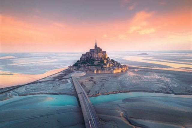 Mont Saint-Michel vu du ciel au crépuscule