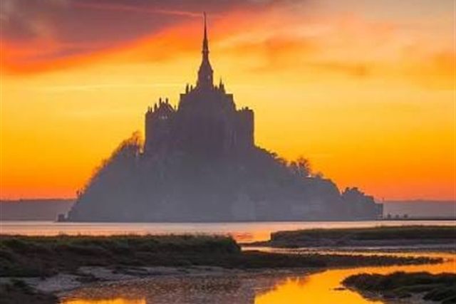 Aube orangée sur le Mont Saint-Michel