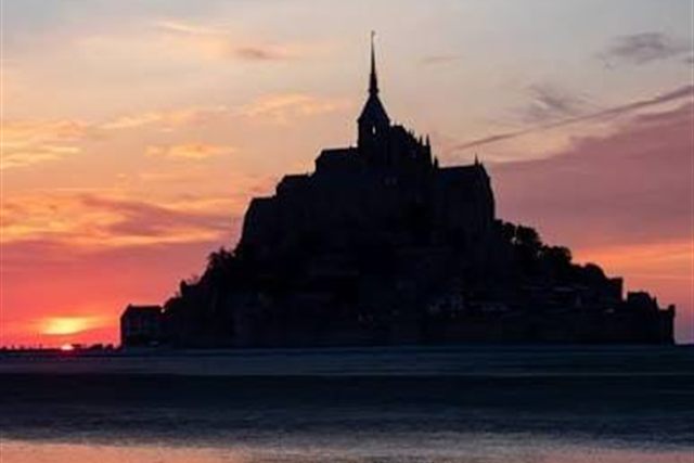 Crépuscule rose sur le Mont Saint-Michel