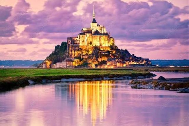 Le Mont Saint-Michel illuminé au crépuscule