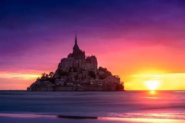 Ciel violet sur le Mont Saint-Michel