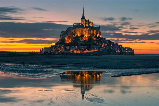 Le Mont Saint-Michel illuminé à la tombée de la nuit