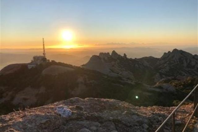 Lever de soleil sur les sommets de Montserrat