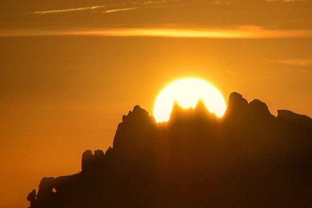 Le soleil couchant sur les crêtes de Montserrat