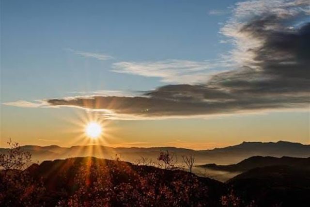 Rayons du soleil couchant sur les collines