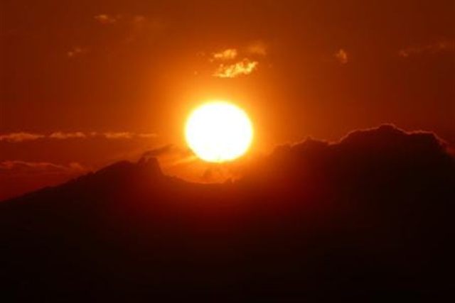Le soleil couchant derrière les nuages