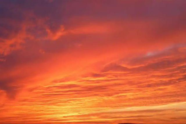 Ciel embrasé au coucher du soleil