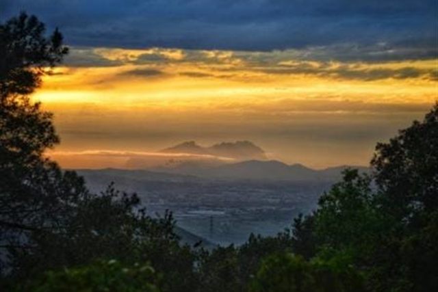 Montserrat au loin sous un ciel doré