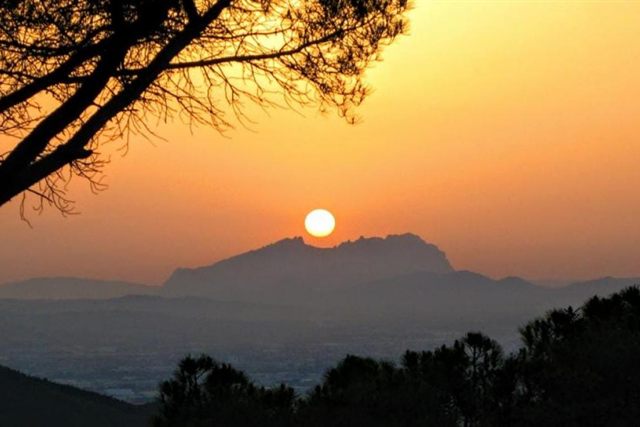 Le soleil se couchant derrière Montserrat