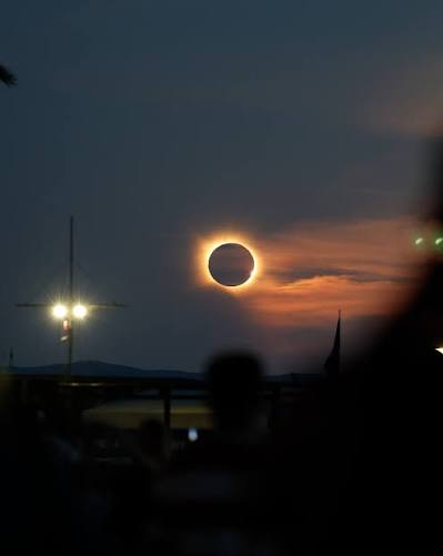 Éclipse solaire au crépuscule